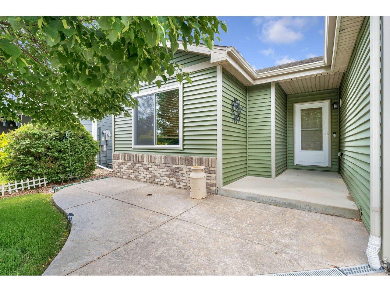 Image 4: Welcoming front porch Image 4: Welcoming front porch