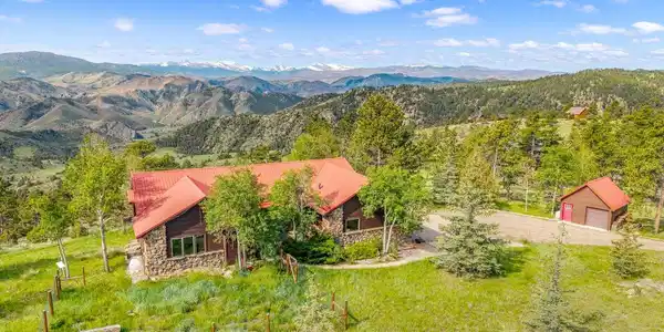 Image 2: A gorgeous mountain property with dog run and garden fencing Image 2: A gorgeous mountain property with dog run and garden fencing