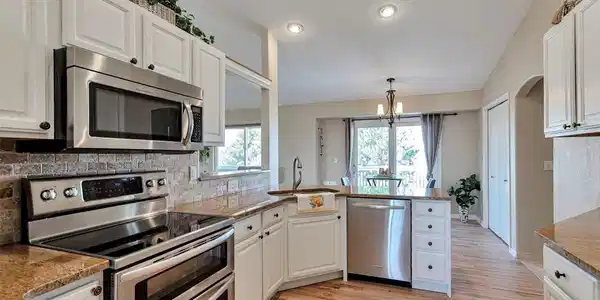 Image 2: Beautiful light and bright kitchen Image 2: Beautiful light and bright kitchen