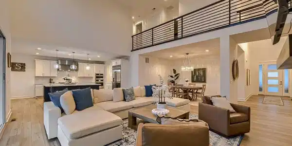 Image 4: Massive open living area with vaulted ceilings Image 4: Massive open living area with vaulted ceilings