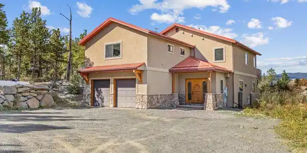 Image 4: Custom built by a local builder Image 4: Custom built by a local builder