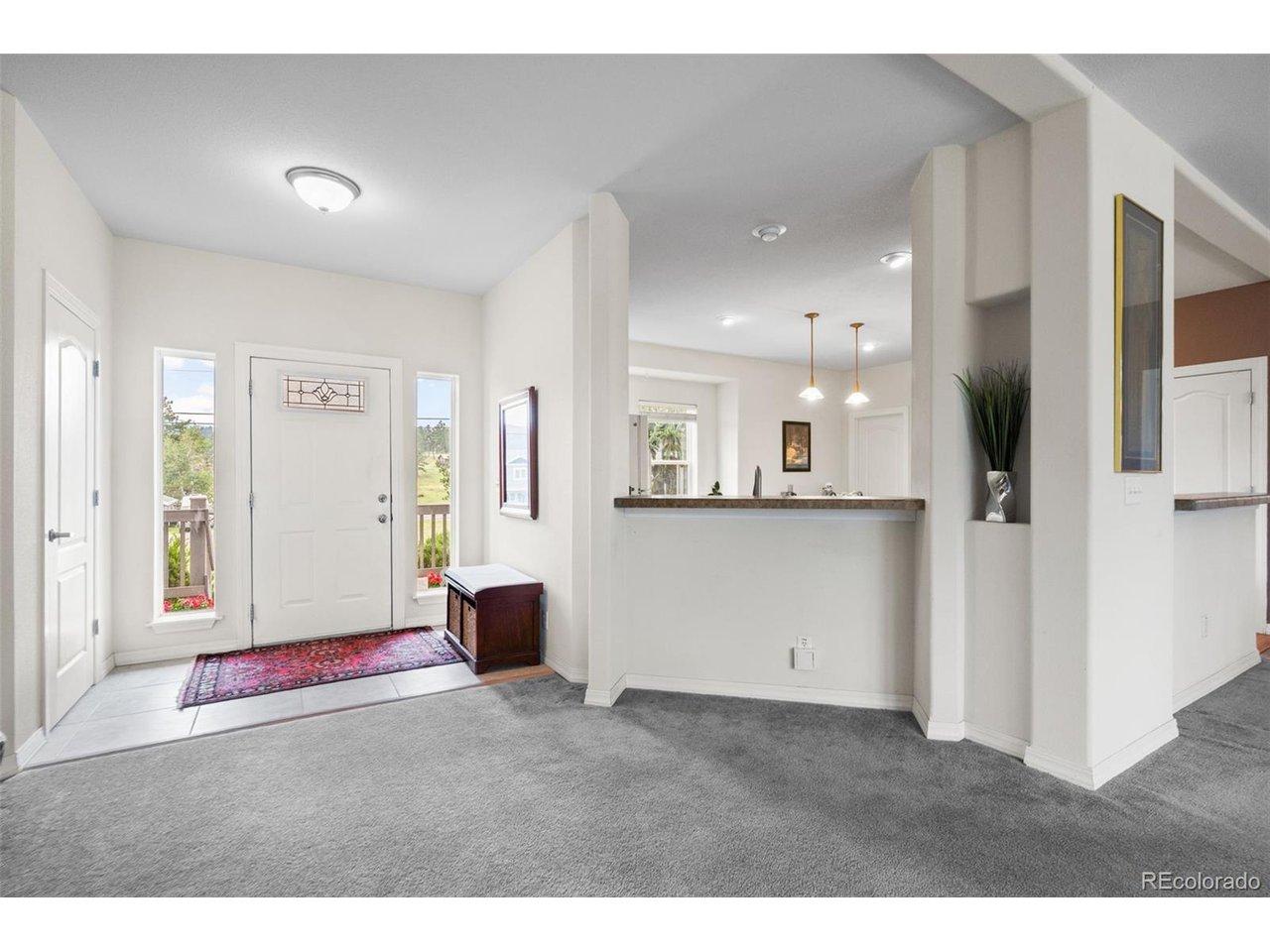 Image 3: Welcoming foyer, immaculate condition Image 3: Welcoming foyer, immaculate condition