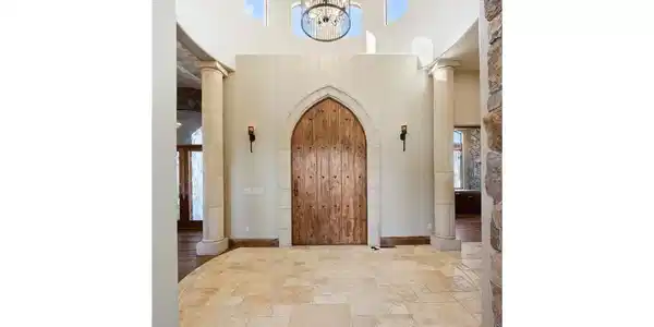 Image 3: Majestic foyer entrance Image 3: Majestic foyer entrance