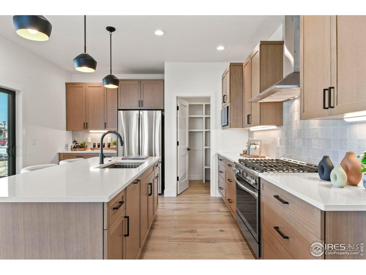 Image 3: Hybrid range providing the discerning chef the precision of electric ovens and the responsiveness of gas burners Image 3: Hybrid range providing the discerning chef the precision of electric ovens and the responsiveness of gas burners