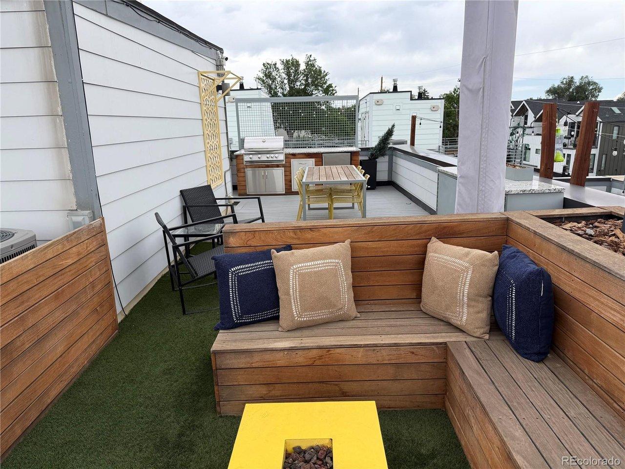 Image 2: Fab Rooftop deck w/firepit, Outdoor kitchen, dining area Image 2: Fab Rooftop deck w/firepit, Outdoor kitchen, dining area