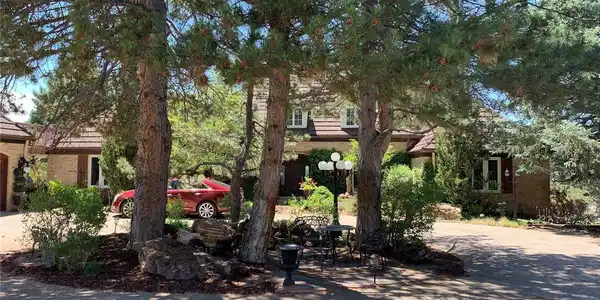 Image 2: Circle Drive to front door & 3-car Garage, Carriage House apt Image 2: Circle Drive to front door & 3-car Garage, Carriage House apt