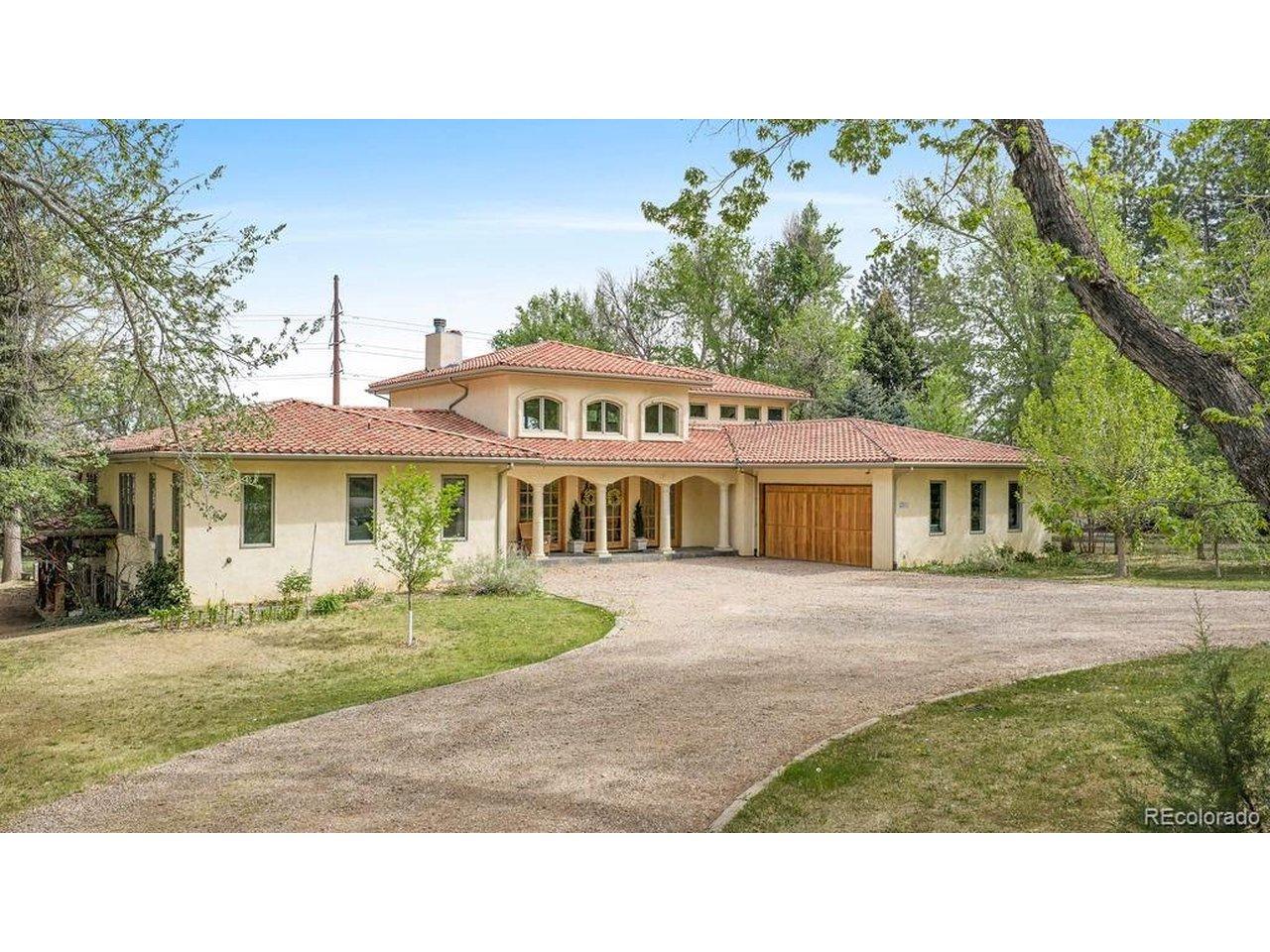 Image 3: Circular gravel drive and covered front portico Image 3: Circular gravel drive and covered front portico
