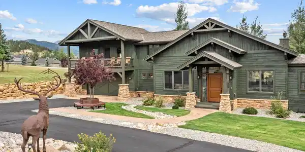 Image 3: Front Exterior, Welcoming Mountain Design Image 3: Front Exterior, Welcoming Mountain Design