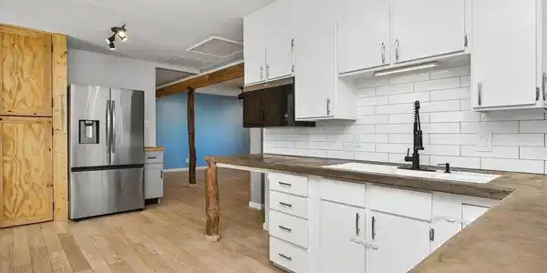 Image 2: Great floor plan for easy entertaining or simple family gatherings.
