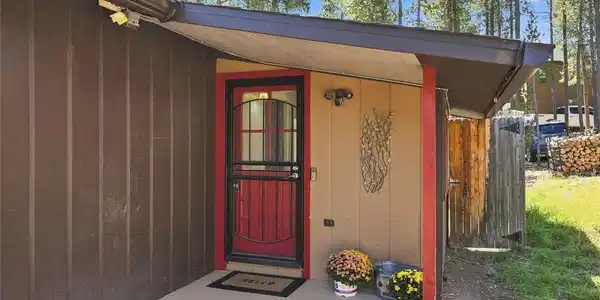 Image 2: Front entry in to mudroom Image 2: Front entry in to mudroom