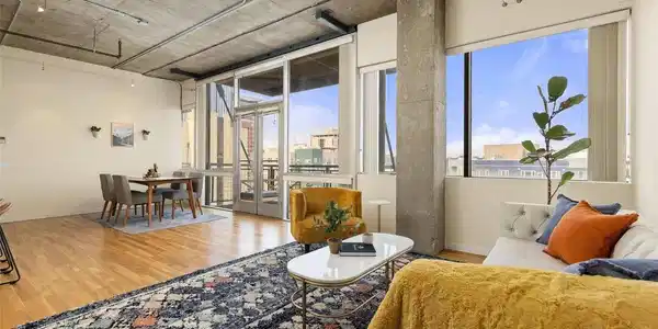 Image 2: Main area with panoramic views.