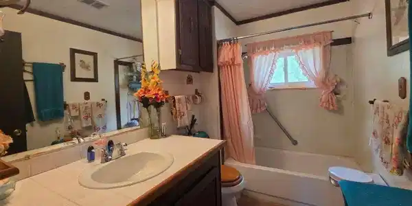 Image 4: Upstairs bathroom Image 4: Upstairs bathroom