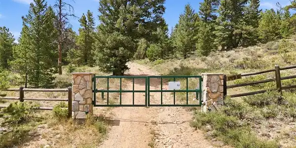 Image 4: A grand entrance to mountain living Image 4: A grand entrance to mountain living