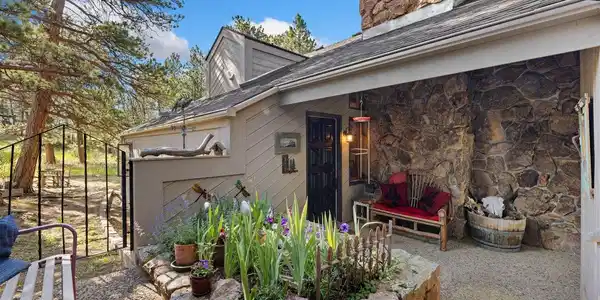 Image 4: Private entry