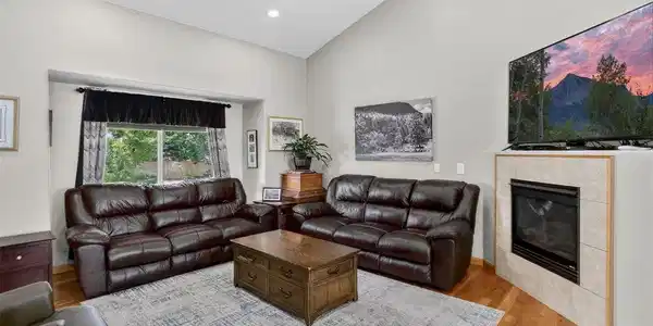 Image 4: Living Room