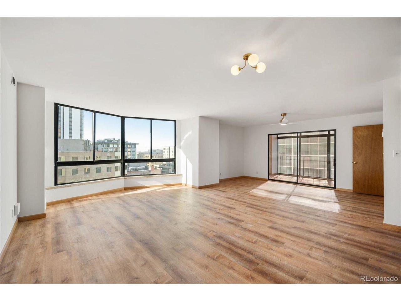 Image 4: Living Area/Dining
