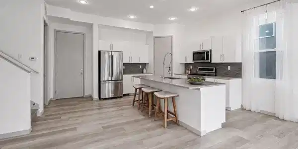 Image 3: Eat-in kitchen
