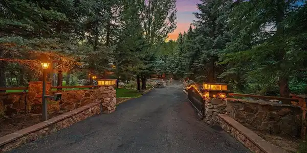 Image 3: Remote controlled security gate with impressive granite walls. Image 3: Remote controlled security gate with impressive granite walls.
