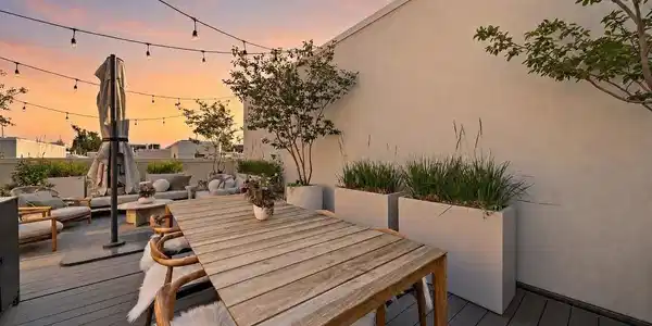 Image 3: Rooftop patio dining area Image 3: Rooftop patio dining area
