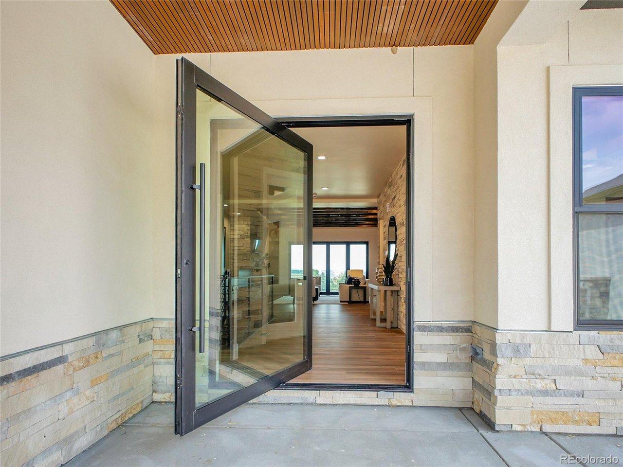 Image 4: Pivot door. Image 4: Pivot door.