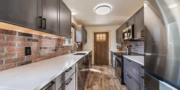 Image 4: New backsplash, cabinets and countertops Image 4: New backsplash, cabinets and countertops