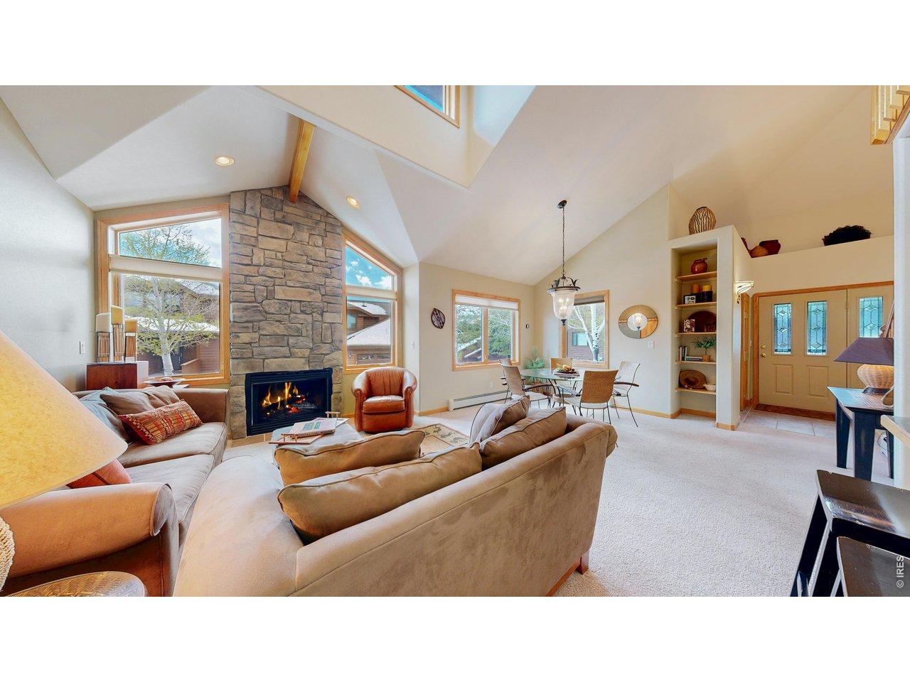 Image 4: Wonderful open layout allows plenty of space for gathering Image 4: Wonderful open layout allows plenty of space for gathering