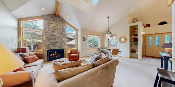 Image 4: Wonderful open layout allows plenty of space for gathering Image 4: Wonderful open layout allows plenty of space for gathering