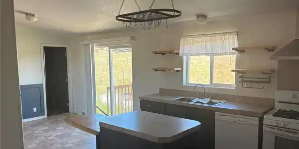Image 3: Kitchen