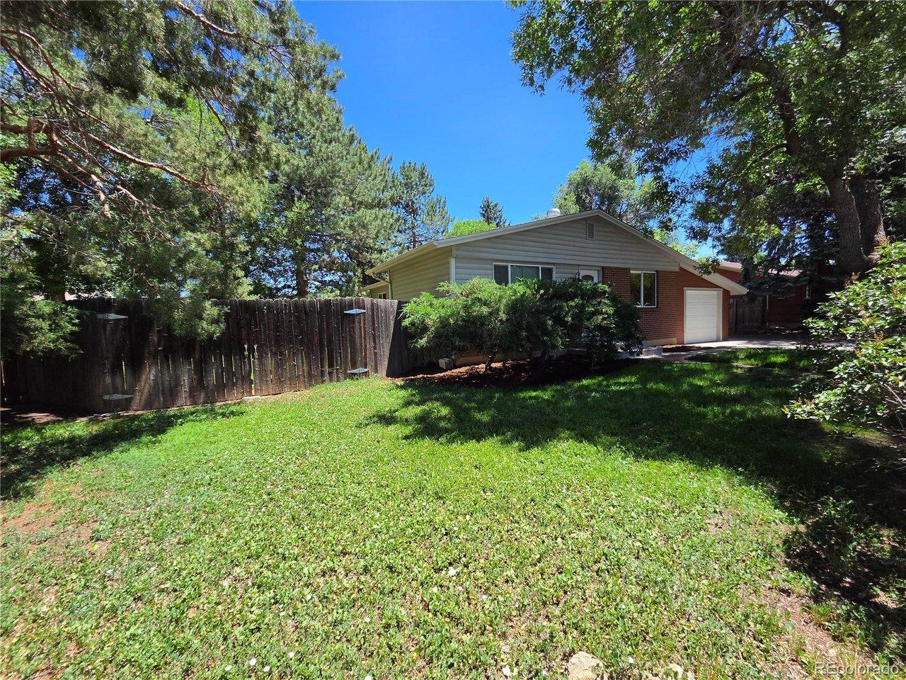 Image 3: Front yard with double gate Image 3: Front yard with double gate