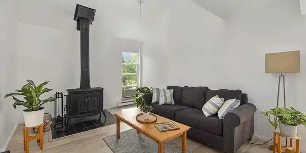 Image 3: Bright living room with fireplace Image 3: Bright living room with fireplace