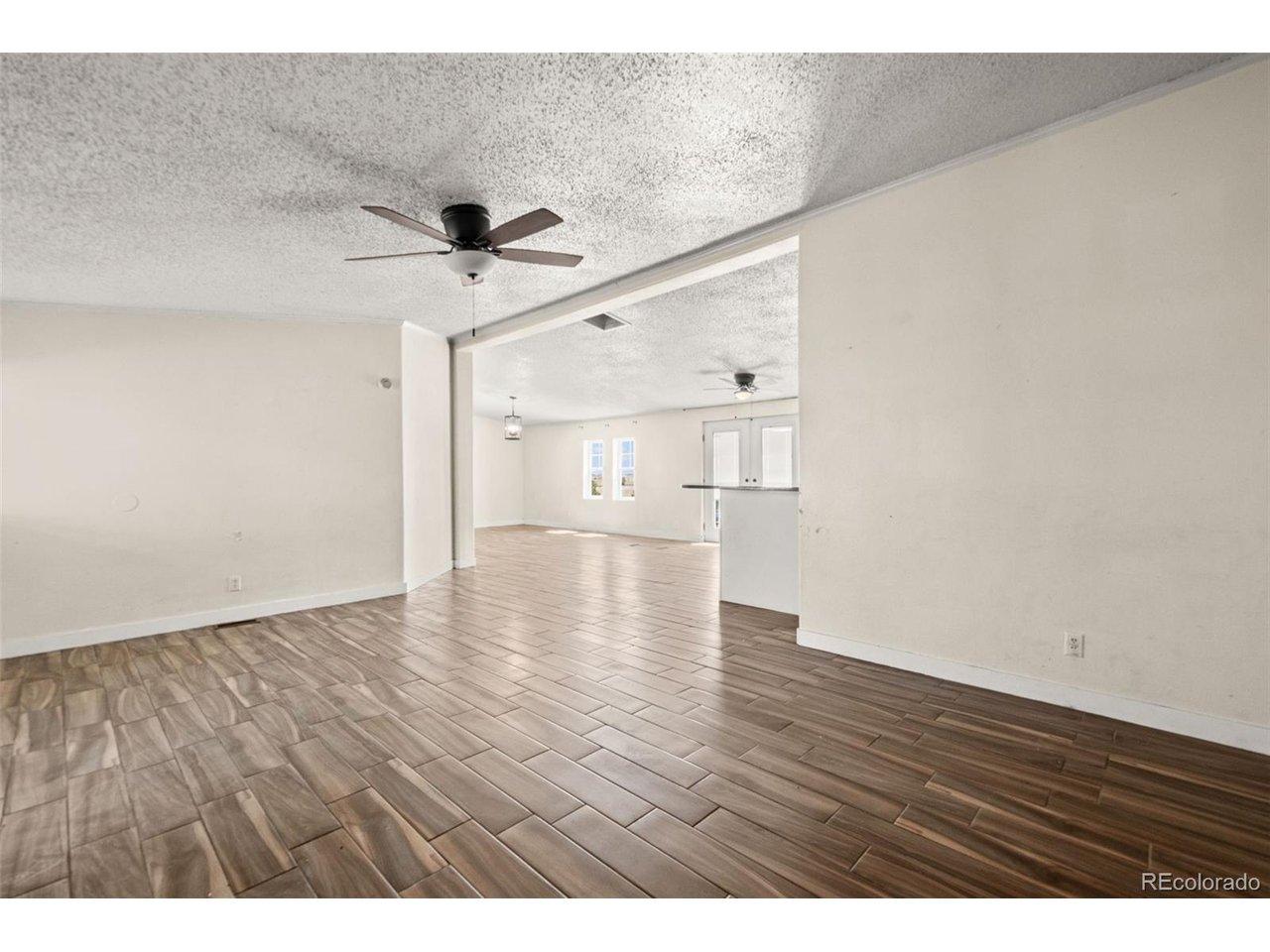 Image 3: Entry/Living Room