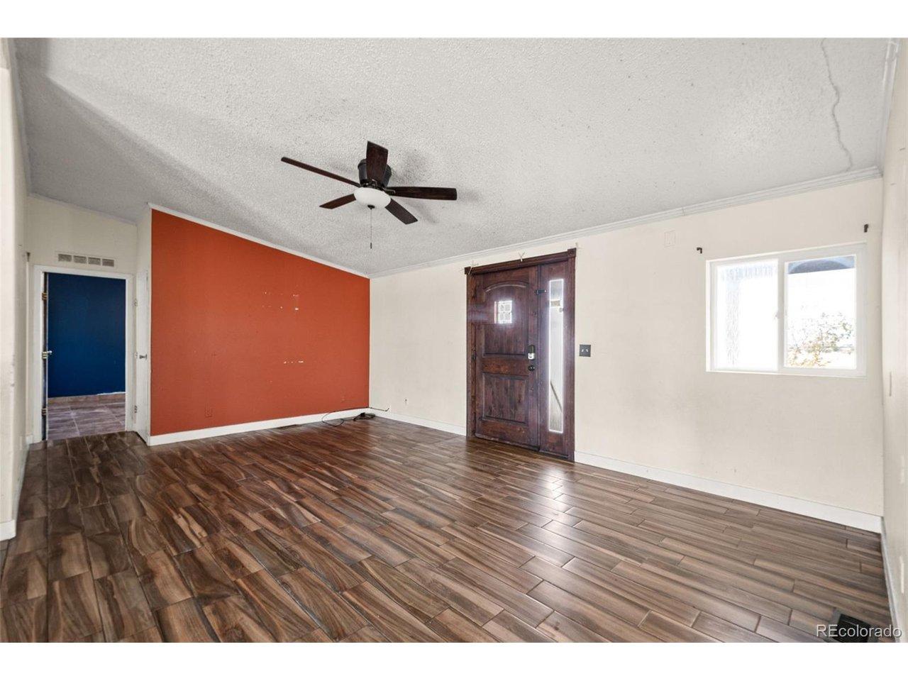 Image 4: Entry/Living Room