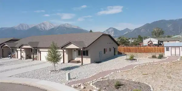 162 Larissa Ln