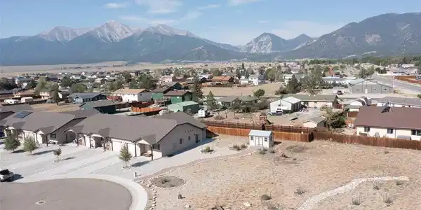 Image 3: Adjacent to Greenspace in Community Image 3: Adjacent to Greenspace in Community