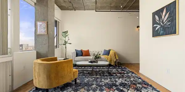 Image 3: Living area.