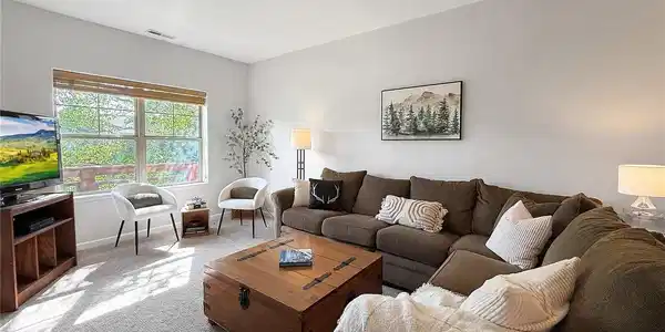 37 Waterside Ct