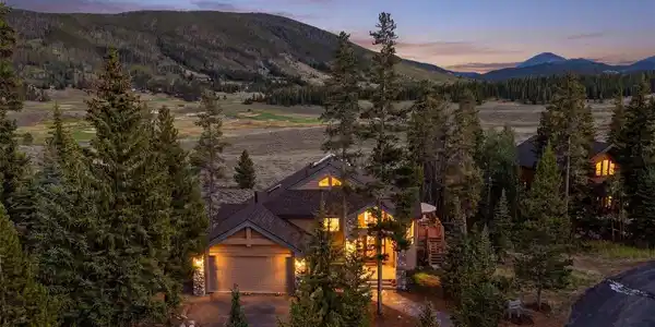28 Spruce Cir