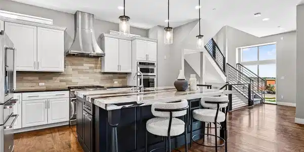 Image 4: Over-sized island with double slab granite countertop with push outlets Image 4: Over-sized island with double slab granite countertop with push outlets