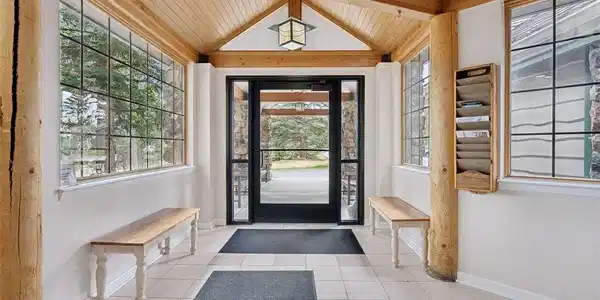 Image 4: Building entry Image 4: Building entry