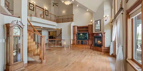 Image 4: Looking into family room from kitchen Image 4: Looking into family room from kitchen