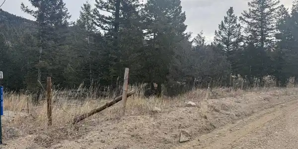 Image 3: Corner adjacent to neighbor