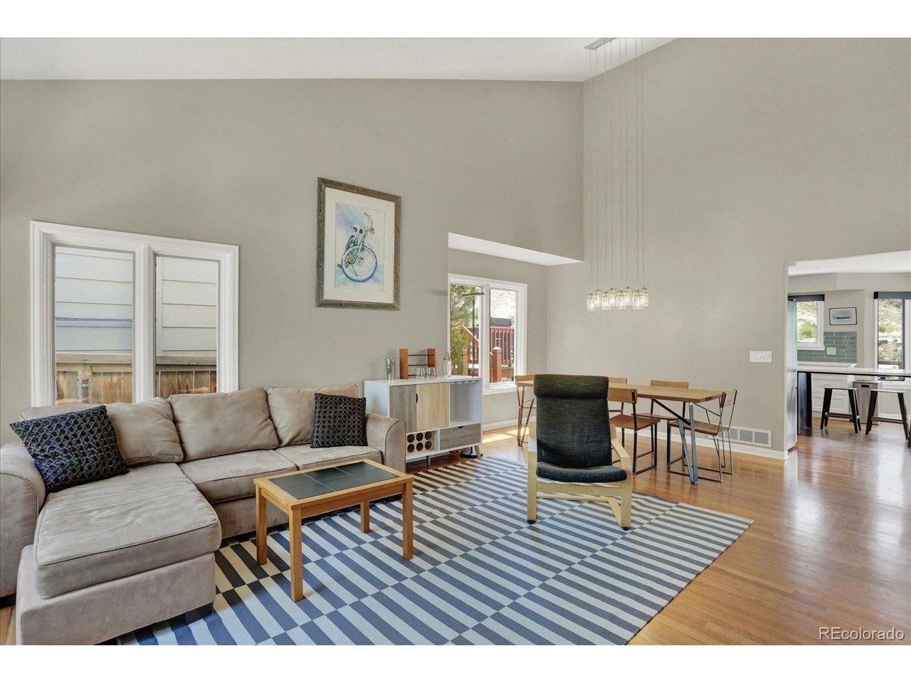 Image 3: Living Room Vaulted Ceiling Image 3: Living Room Vaulted Ceiling