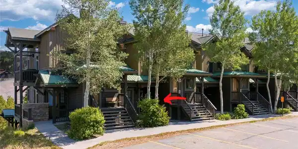 Image 2: Ground level entrance Image 2: Ground level entrance