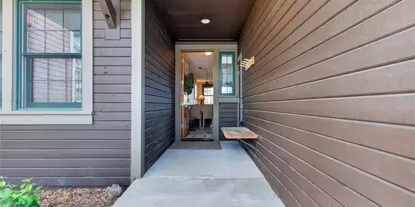 Image 4: Private entry way Image 4: Private entry way