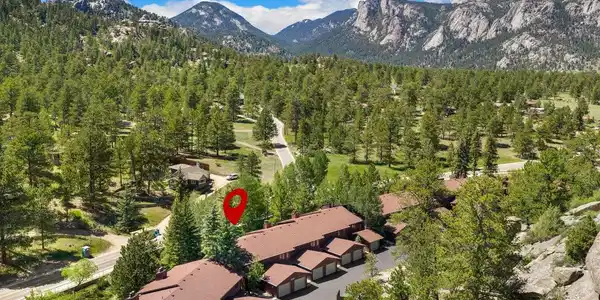 Image 3: Located along Black Canyon Creek and MacGregor Ave