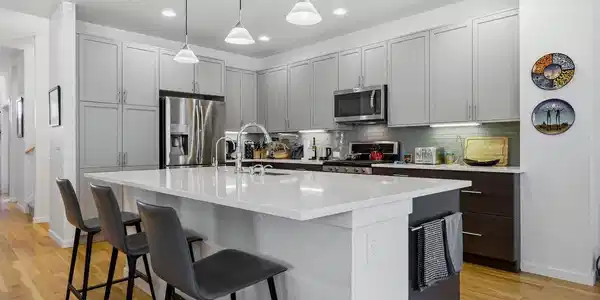 Image 3: Great countertop for that quick meal or working on the laptop Image 3: Great countertop for that quick meal or working on the laptop