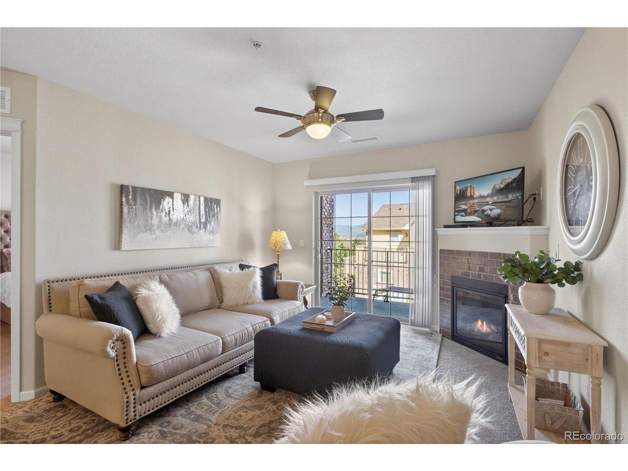Image 4: Family room w/ gas fireplace