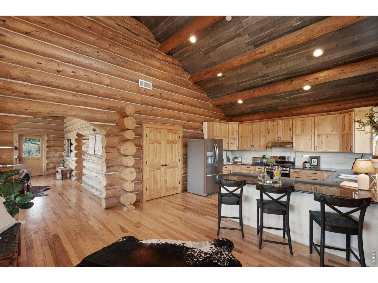 Image 4: Kitchen with vaulted ceilings Image 4: Kitchen with vaulted ceilings