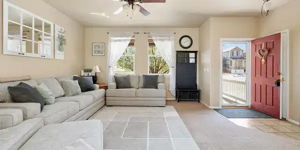 Image 4: Light and Bright Living Space Image 4: Light and Bright Living Space