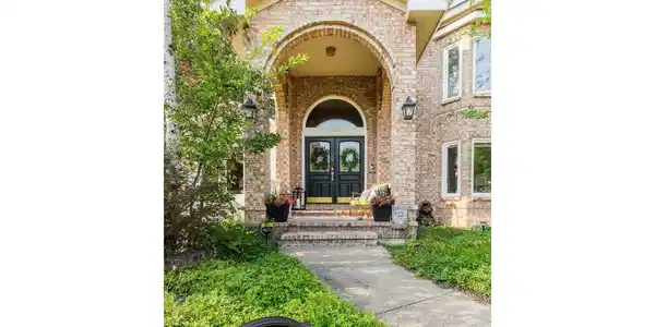Image 2: Welcoming covered entry Image 2: Welcoming covered entry